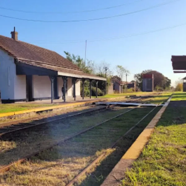 El pueblo que es un oasis ideal para pasar un fin de semana cerca de Buenos Aires, comer asado y tomar un aperitivo en sus bares