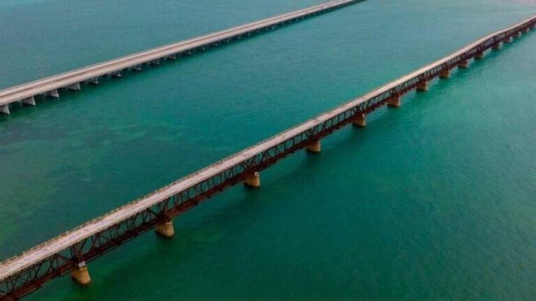 ¿Cómo es la autopista flotante que une, en auto, 44 islas en Estados Unidos?