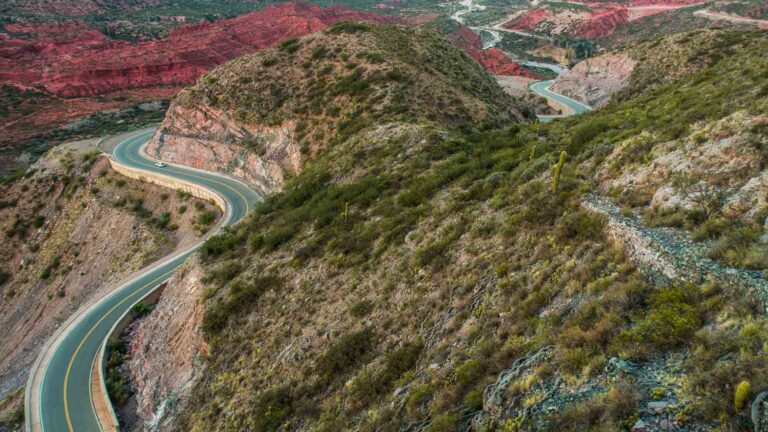La alucinante vista de la ruta 40, que parece un laberinto, genera un incomparable vértigo a quienes transitan