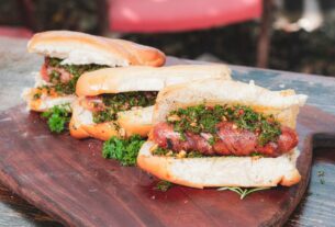 Santo Tomé logró el récord del choripán más largo del mundo