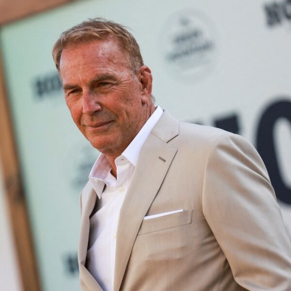 Una actriz doble de riesgo denunció a Kevin Costner tras filmar una escena de violación no guionada