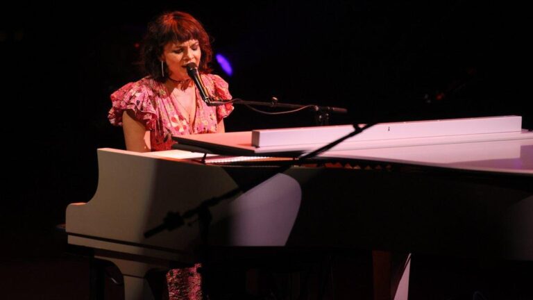 Norah Jones cautivó con su voz en el Movistar Arena