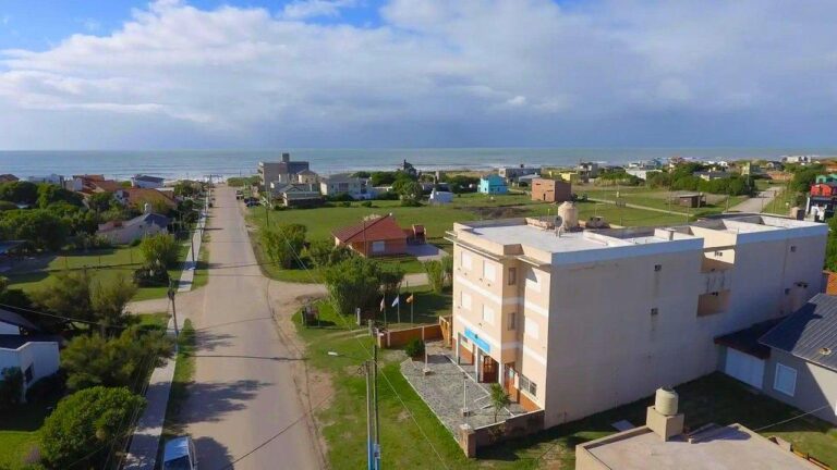 EN VENTA: un hotel histórico frente al mar cuesta lo mismo que un 3 ambientes en CABA