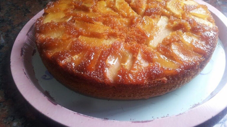 Adiós al horno: cómo hacer una tarta invertida de manzanas en 15 minutos y queda increíble