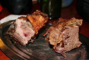 Escapada gastronómica: el pueblo bonaerense que elabora el mejor asado con cuero de Argentina