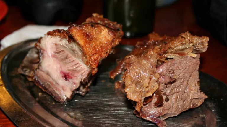 Escapada gastronómica: el pueblo bonaerense que elabora el mejor asado con cuero de Argentina