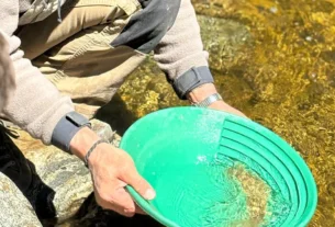 Revive una antigua propuesta turística pese al dólar barato de Javier Milei: buscar oro en un río de San Luis