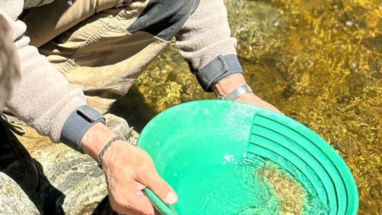 Revive una antigua propuesta turística pese al dólar barato de Javier Milei: buscar oro en un río de San Luis