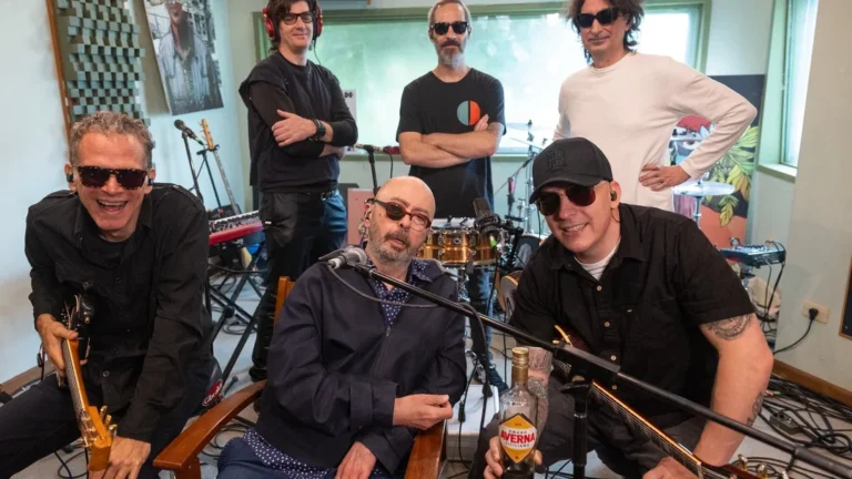 El Indio Solari volvió al estudio junto a Los Fundamentalistas del Aire Acondicionado