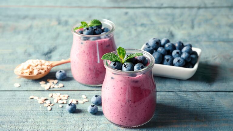 Mousse de arándanos: el postre ligero y elegante que necesitas