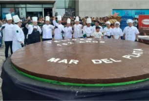 Locura por el alfajor gigante en Mar del Plata: pesó más de 700 kilos y van por el récord Guinness