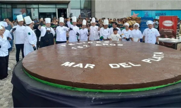 Locura por el alfajor gigante en Mar del Plata: pesó más de 700 kilos y van por el récord Guinness